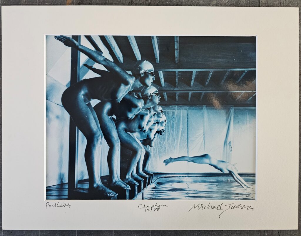Dames de la piscine « Faux départ », six baigneuses et une plongeuse bleues, de la séance photo Playboy Interview, par Michael Joseph
