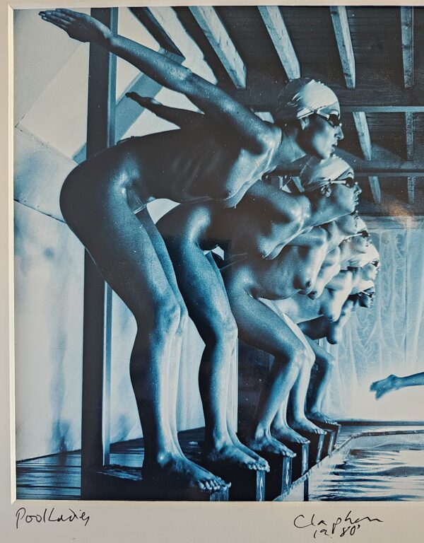 Dames de la piscine « Faux départ », six baigneuses et une plongeuse bleues, de la séance photo Playboy Interview, par Michael Joseph