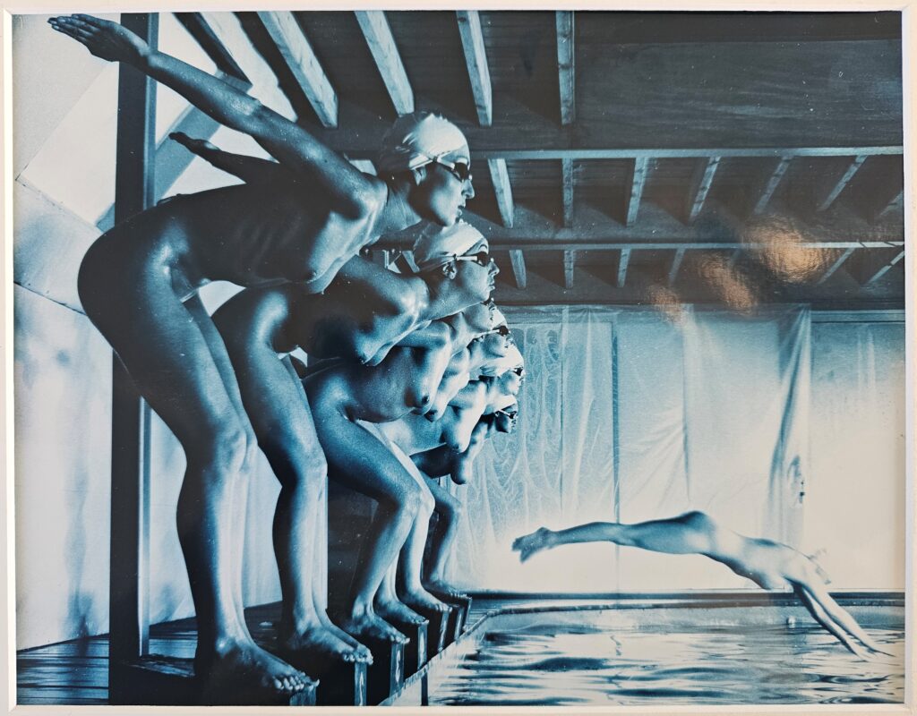 Dames de la piscine « Faux départ », six baigneuses et une plongeuse bleues, de la séance photo Playboy Interview, par Michael Joseph