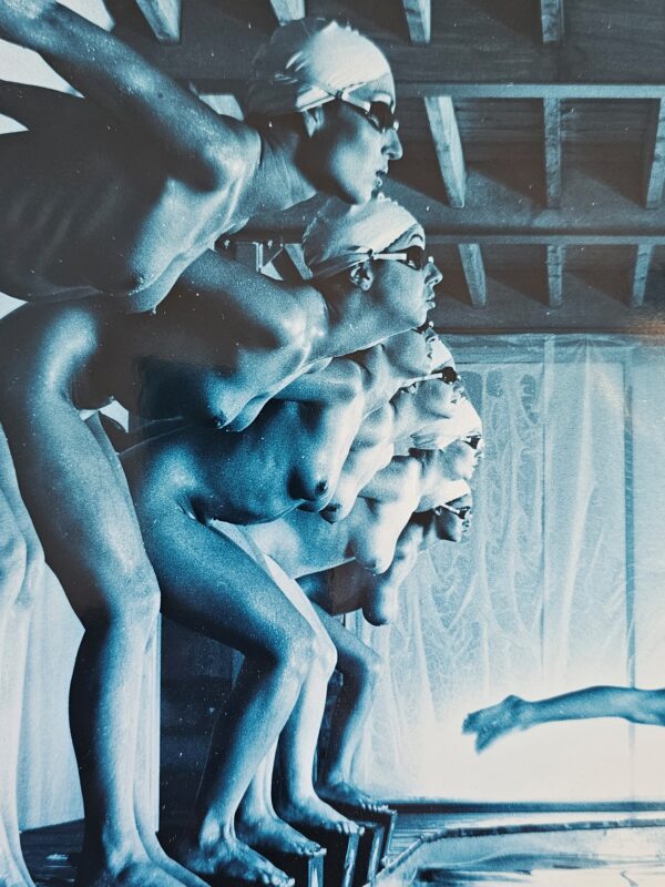 Dames de la piscine « Faux départ », six baigneuses et une plongeuse bleues, de la séance photo Playboy Interview, par Michael Joseph