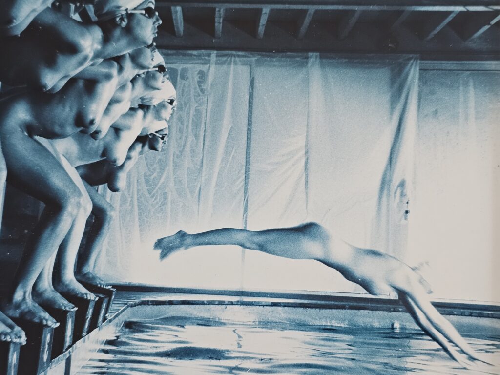 Dames de la piscine « Faux départ », six baigneuses et une plongeuse bleues, de la séance photo Playboy Interview, par Michael Joseph