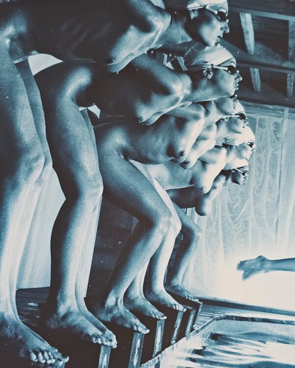 Dames de la piscine « Faux départ », six baigneuses et une plongeuse bleues, de la séance photo Playboy Interview, par Michael Joseph