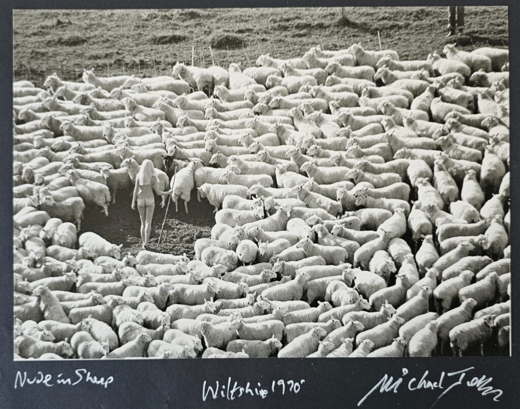La bergère nue et entourée de moutons, tirage chambre noire, sans avoir été recadrée par Michael Joseph
