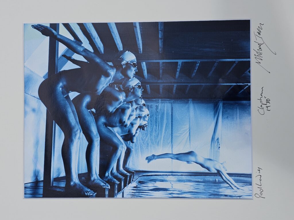 Faux départ, interverti édition bleu finition brillante, Pool Ladies Playboy US adult TV channel, False Start Inverted blue-toned gloss darkroom print par Michael Joseph