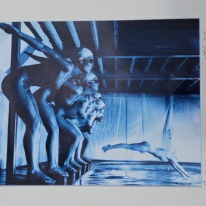 Faux départ, interverti édition bleu finition brillante, Pool Ladies Playboy US adult TV channel, False Start Inverted blue-toned gloss darkroom print par Michael Joseph