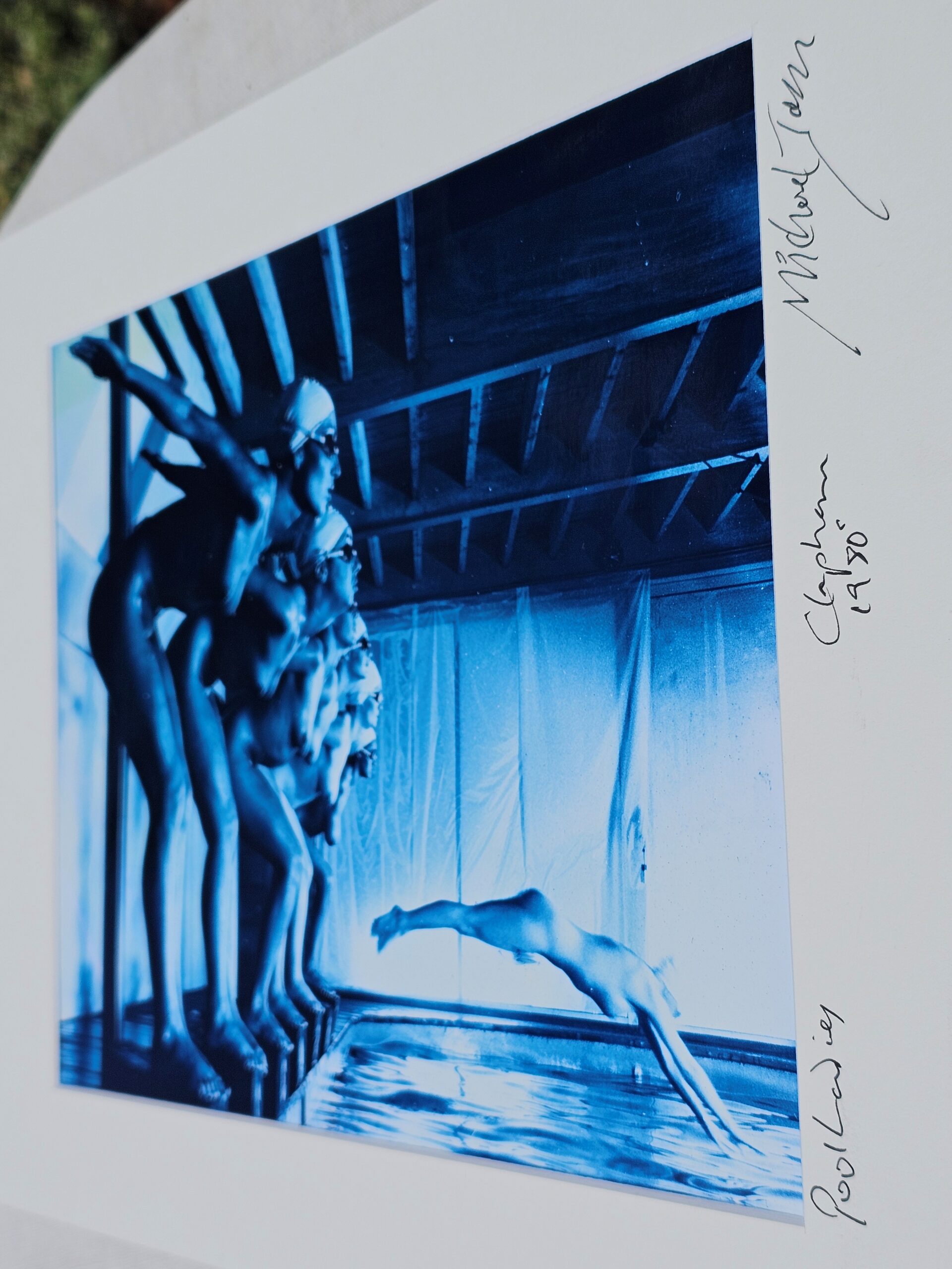 Faux départ, interverti édition bleu finition brillante, Pool Ladies Playboy US adult TV channel, False Start Inverted blue-toned gloss darkroom print par Michael Joseph