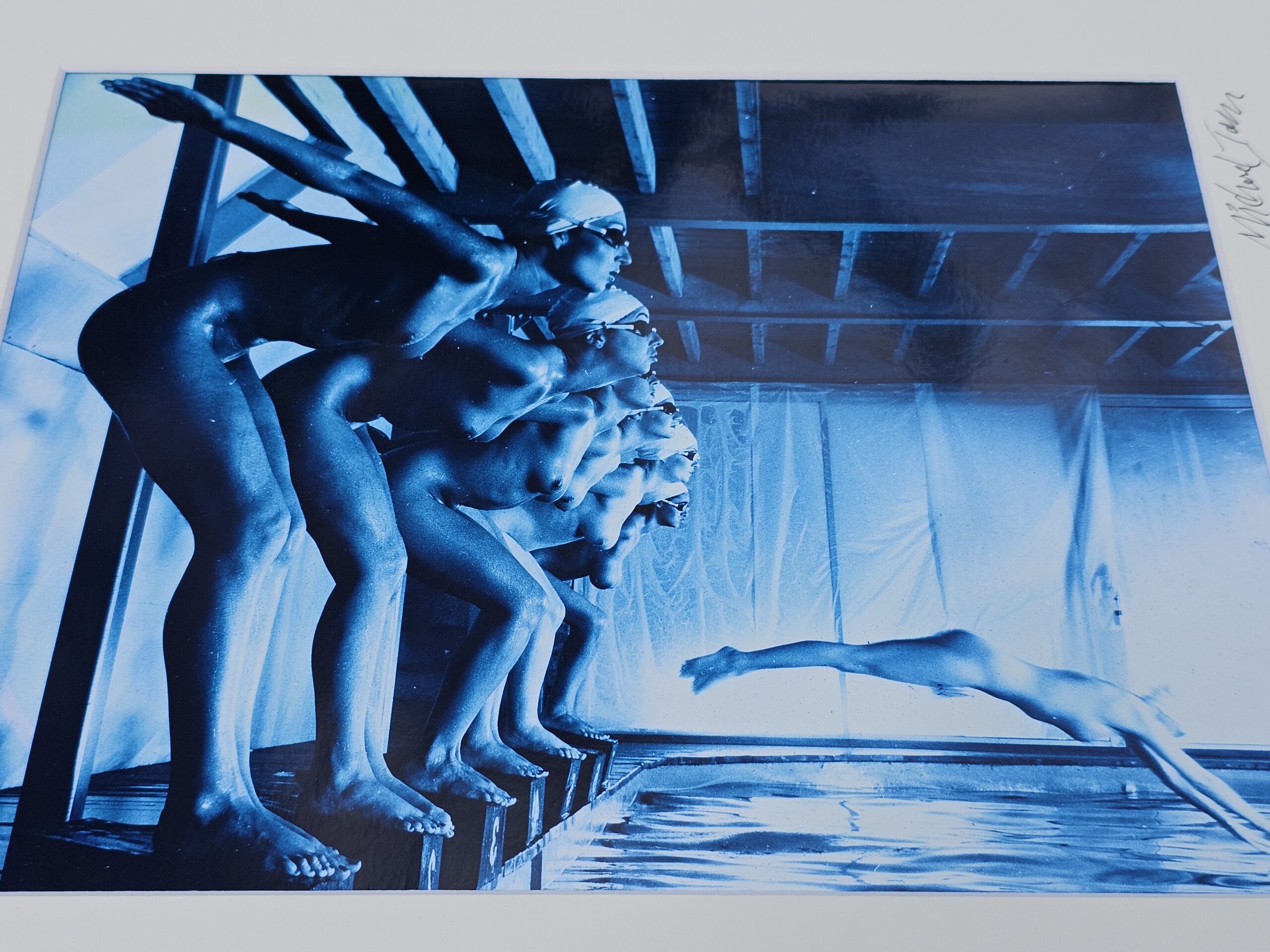 Faux départ, interverti édition bleu finition brillante, Pool Ladies Playboy US adult TV channel, False Start Inverted blue-toned gloss darkroom print par Michael Joseph