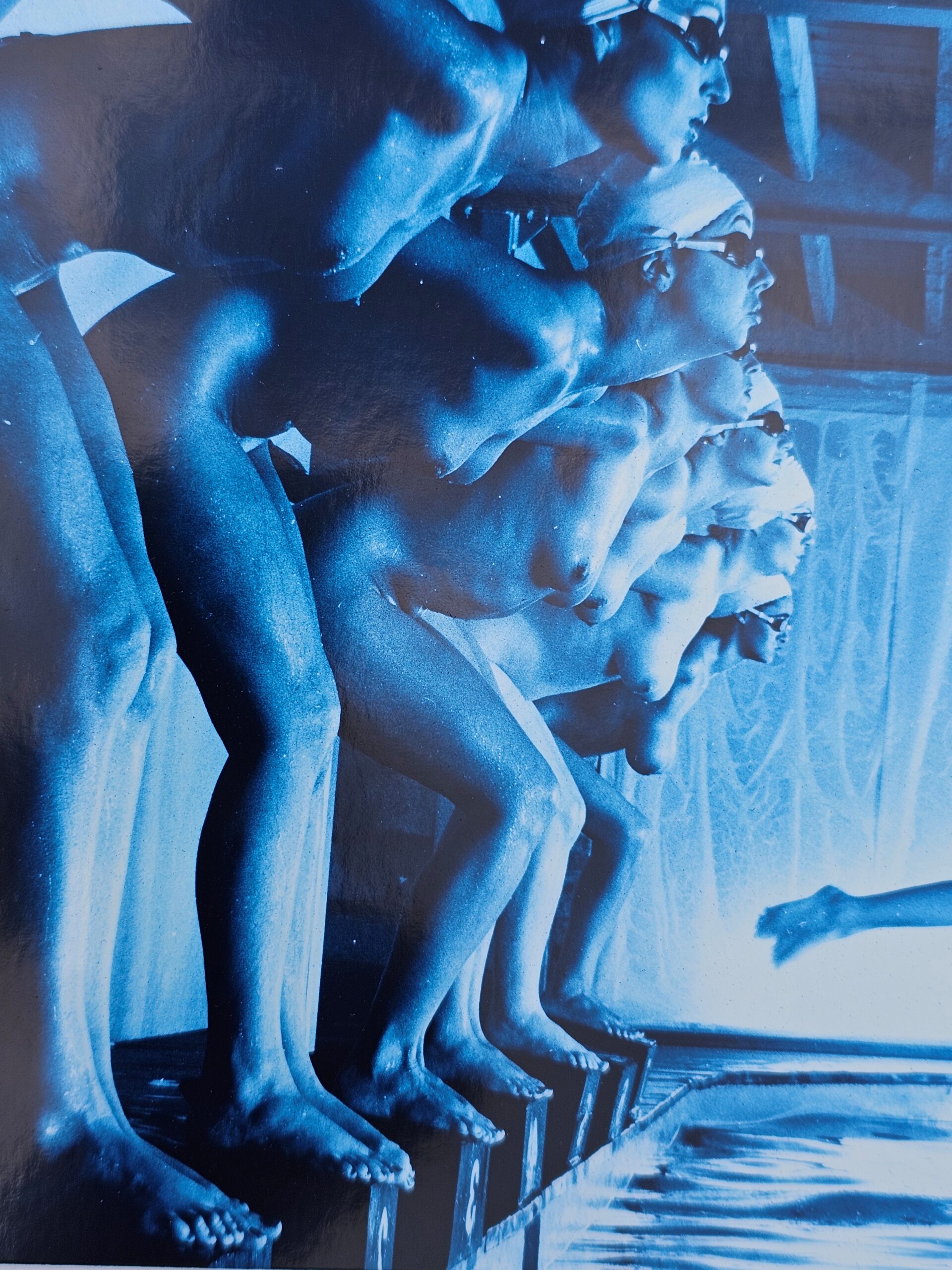 Faux départ, interverti édition bleu finition brillante, Pool Ladies Playboy US adult TV channel, False Start Inverted blue-toned gloss darkroom print par Michael Joseph
