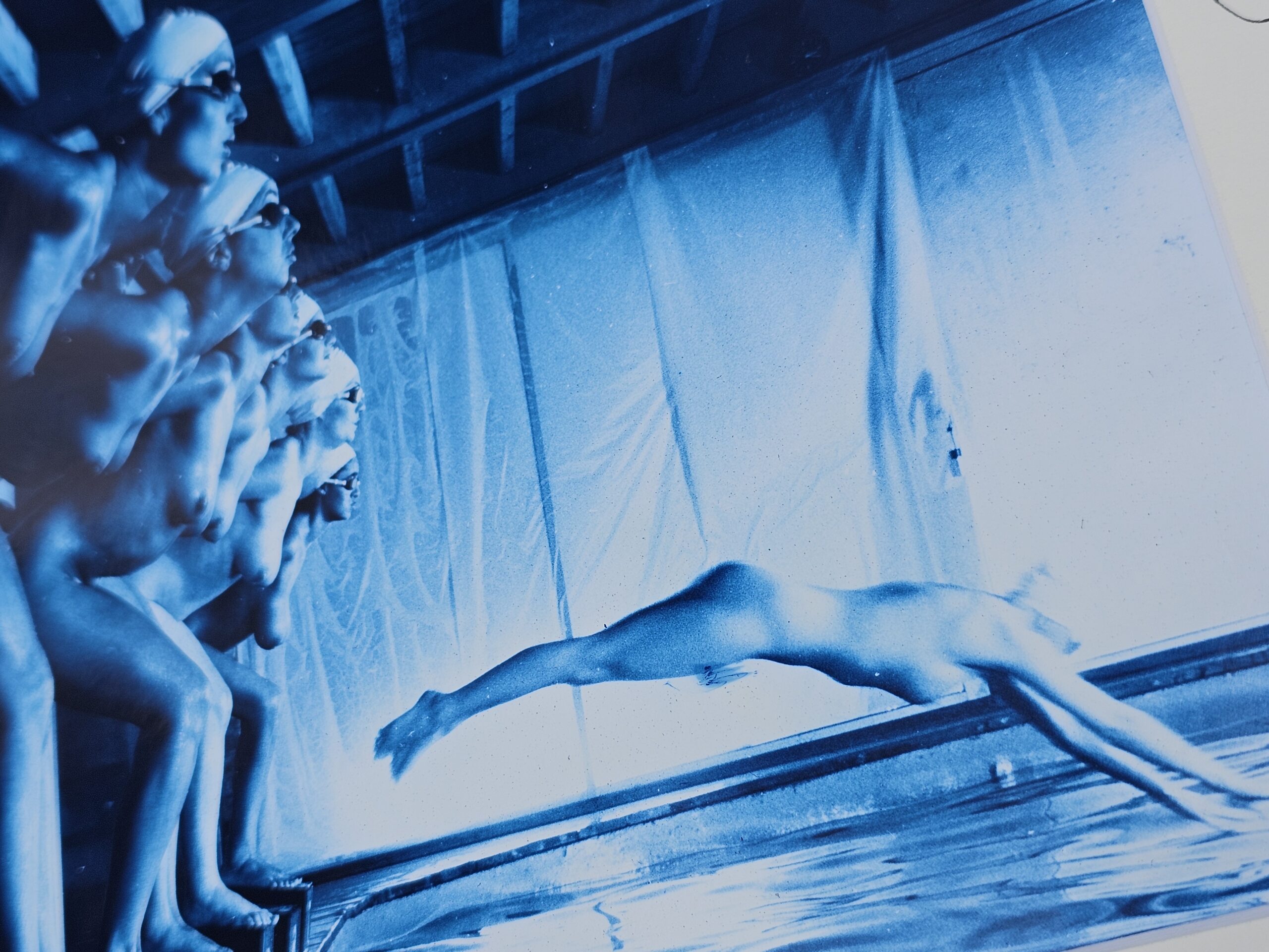 Faux départ, interverti édition bleu finition brillante, Pool Ladies Playboy US adult TV channel, False Start Inverted blue-toned gloss darkroom print par Michael Joseph