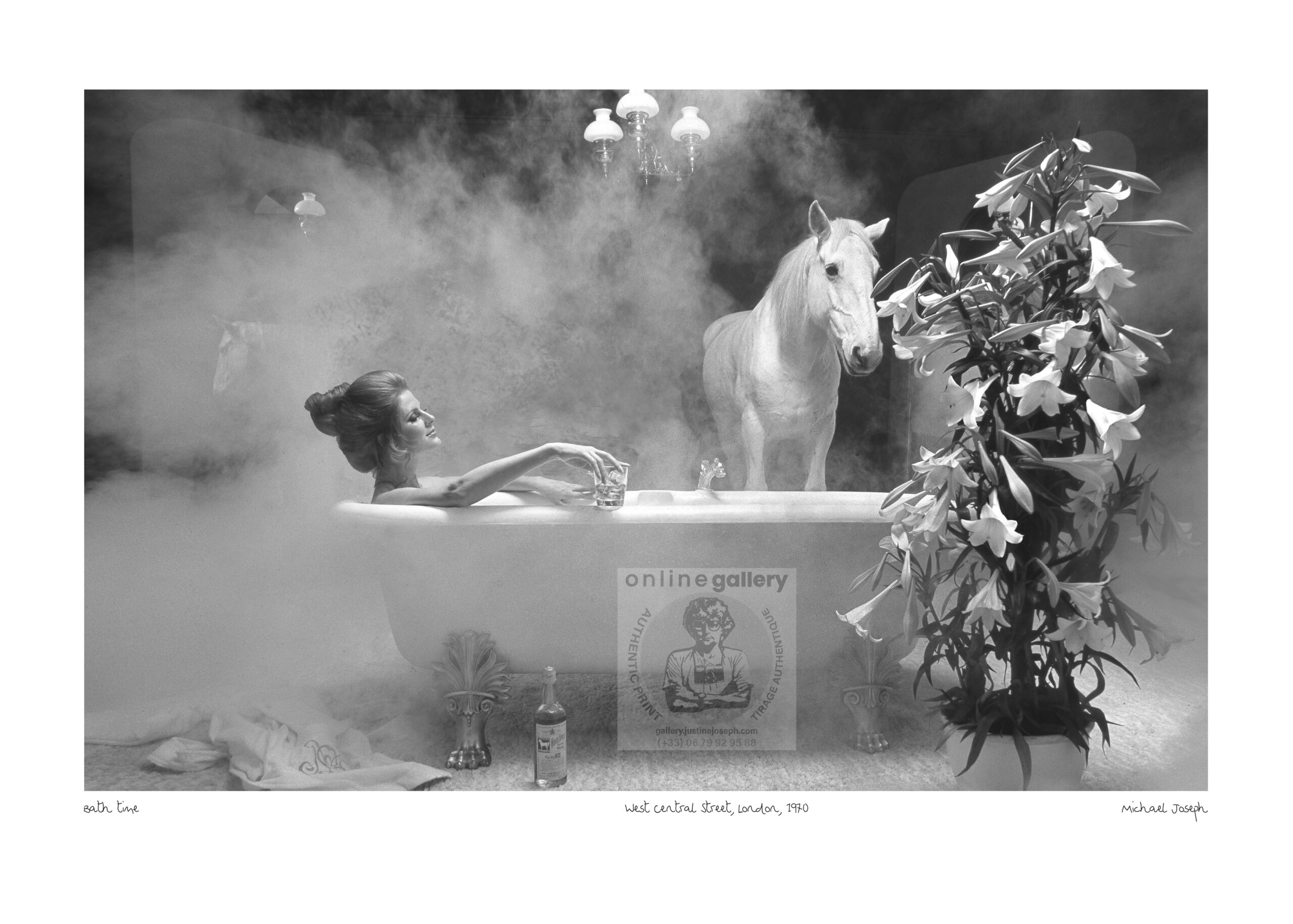 Whisky White Horse, fille dans un bain avec cheval blanc présent, publicité des années soixante-dix par Michael Joseph