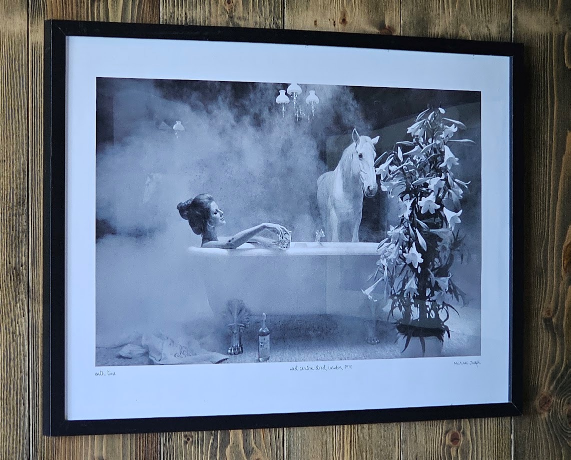 Whisky White Horse, fille dans un bain avec cheval blanc présent, publicité des années soixante-dix par Michael Joseph