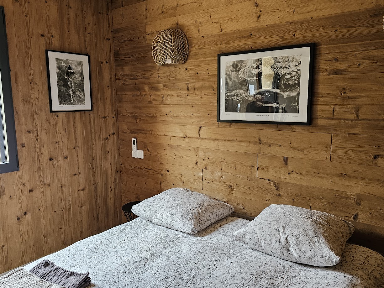 Nageuses opposées, affiche de la série "Pool ladies", deux baigneuses en noir et blanc par Michael Joseph