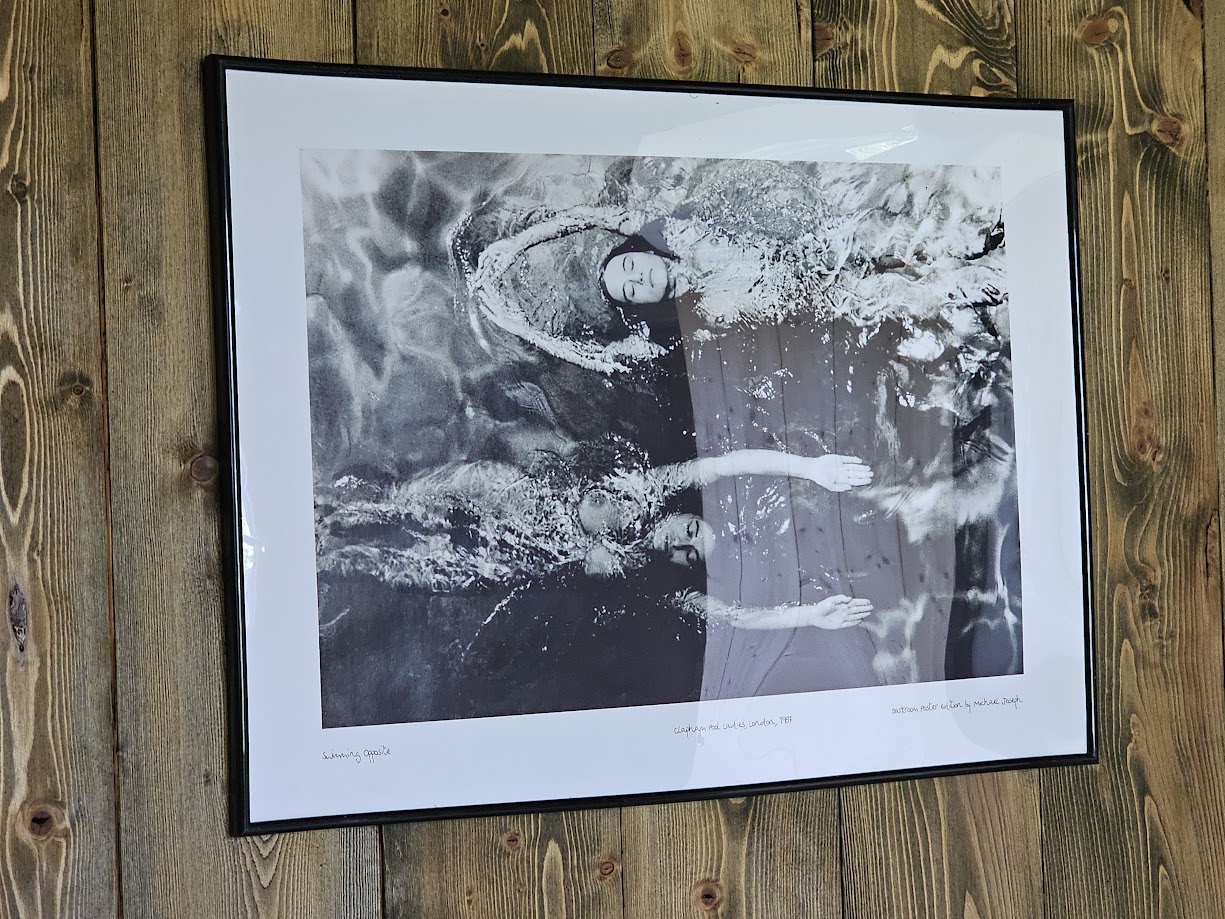 Nageuses opposées, affiche de la série "Pool ladies", deux baigneuses en noir et blanc par Michael Joseph