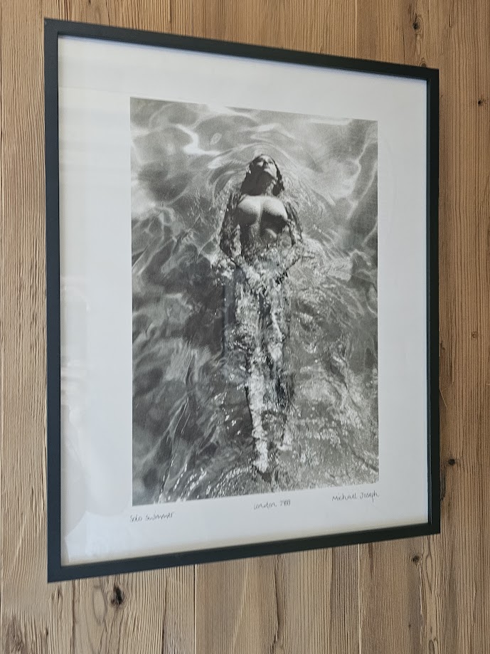 Nageuse solitaire, affiche - issue de la série Playboy Pool Ladies, Clapham, années 1980, Solo Swimmer par Michael Joseph