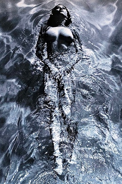 Nageuse solitaire, affiche - issue de la série Playboy Pool Ladies, Clapham, années 1980, Solo Swimmer par Michael Joseph