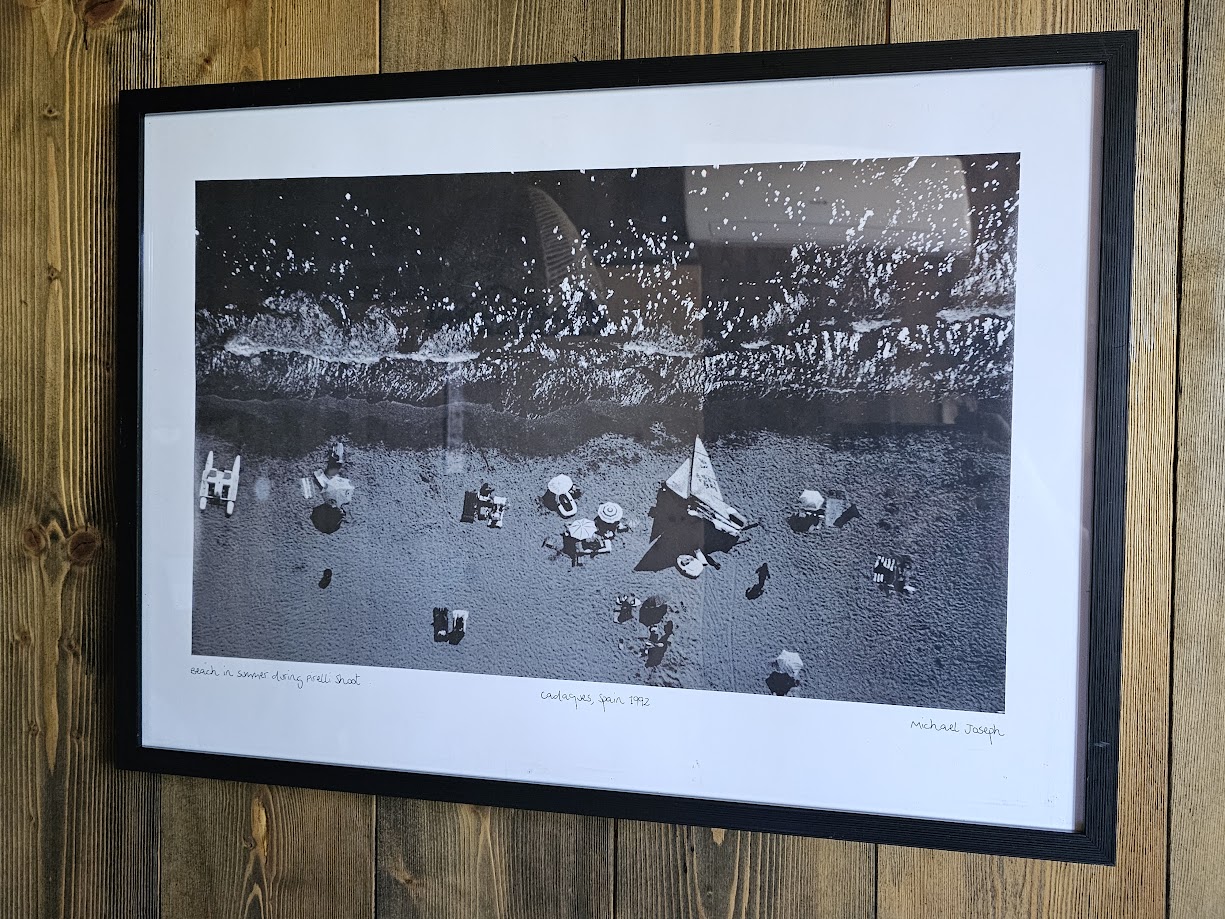 Vague de cadaques - affiche de la série "Pirelli" - photo-shoot depuis hélicoptère par Michael Joseph