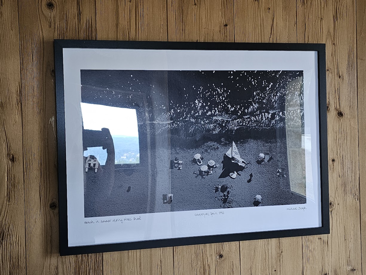 Vague de cadaques - affiche de la série "Pirelli" - photo-shoot depuis hélicoptère par Michael Joseph