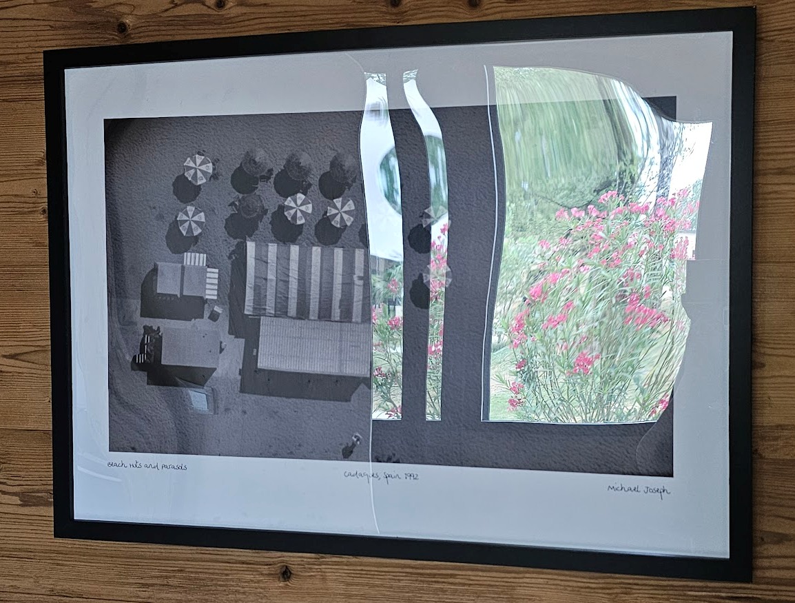 Parasols de Cadaques - affiche de la série "Pirelli" - photo-shoot depuis hélicoptère par Michael Joseph