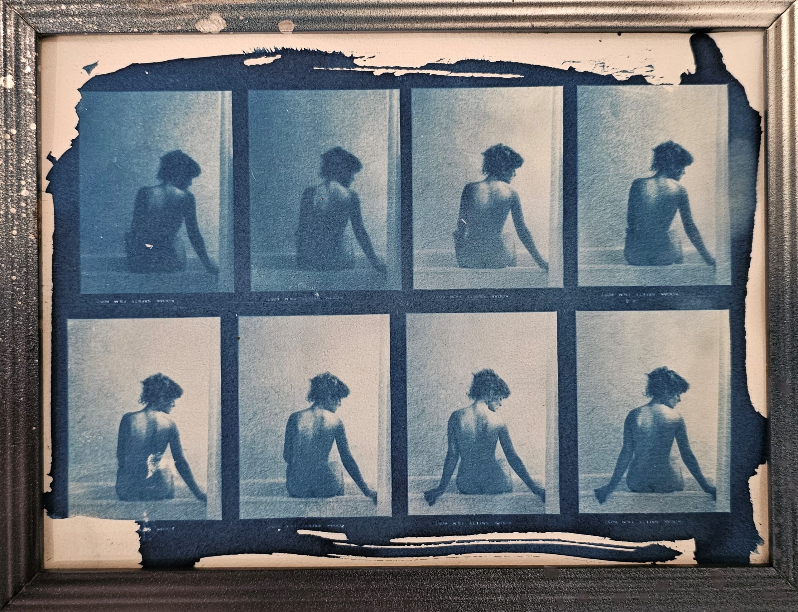 Cyanotype : Nivea Now in Tubs, huit négatifs dans un cadre recyclé, photographies de Michael Joseph