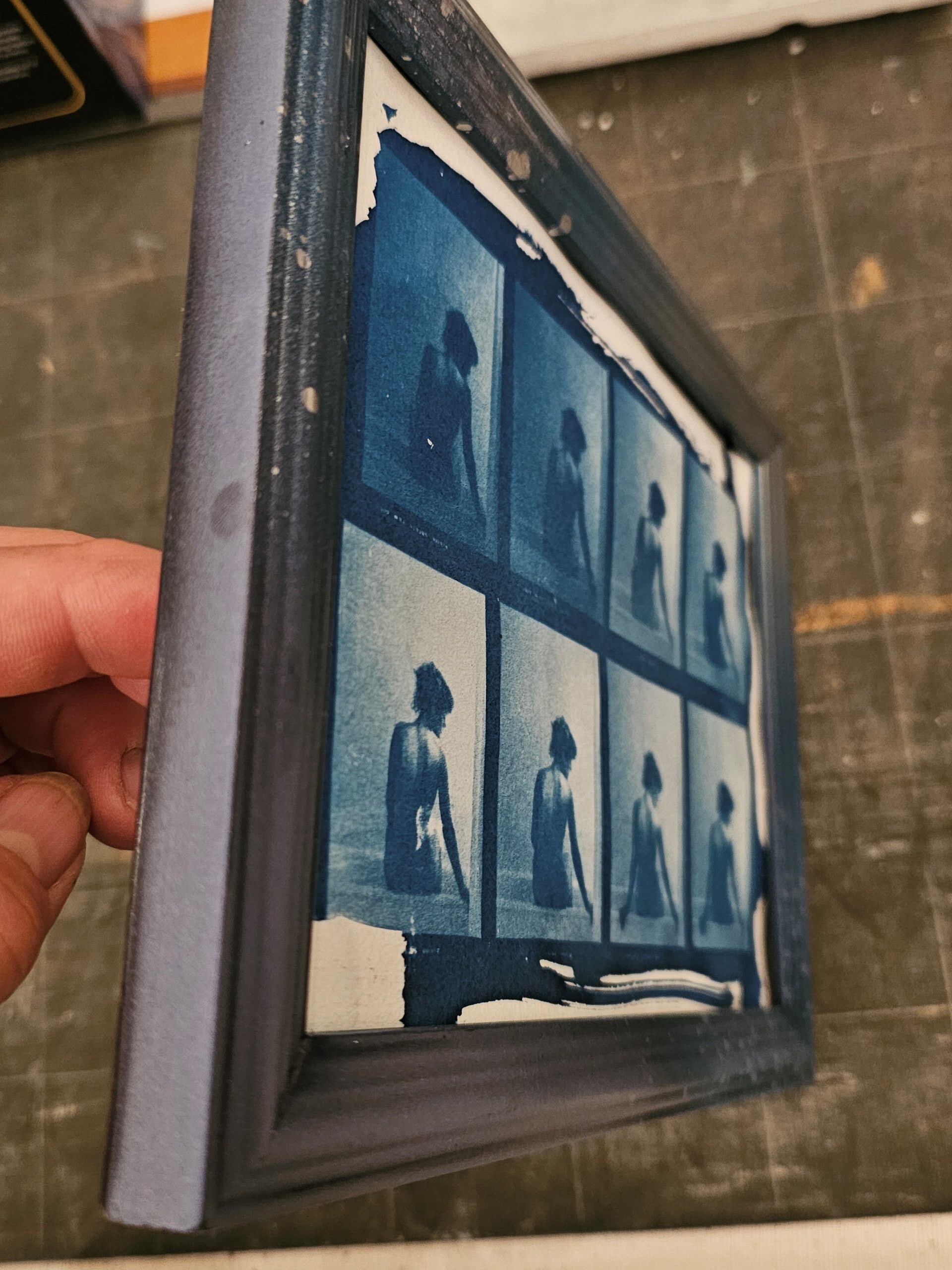 Cyanotype : Nivea Now in Tubs, huit négatifs dans un cadre recyclé, photographies de Michael Joseph