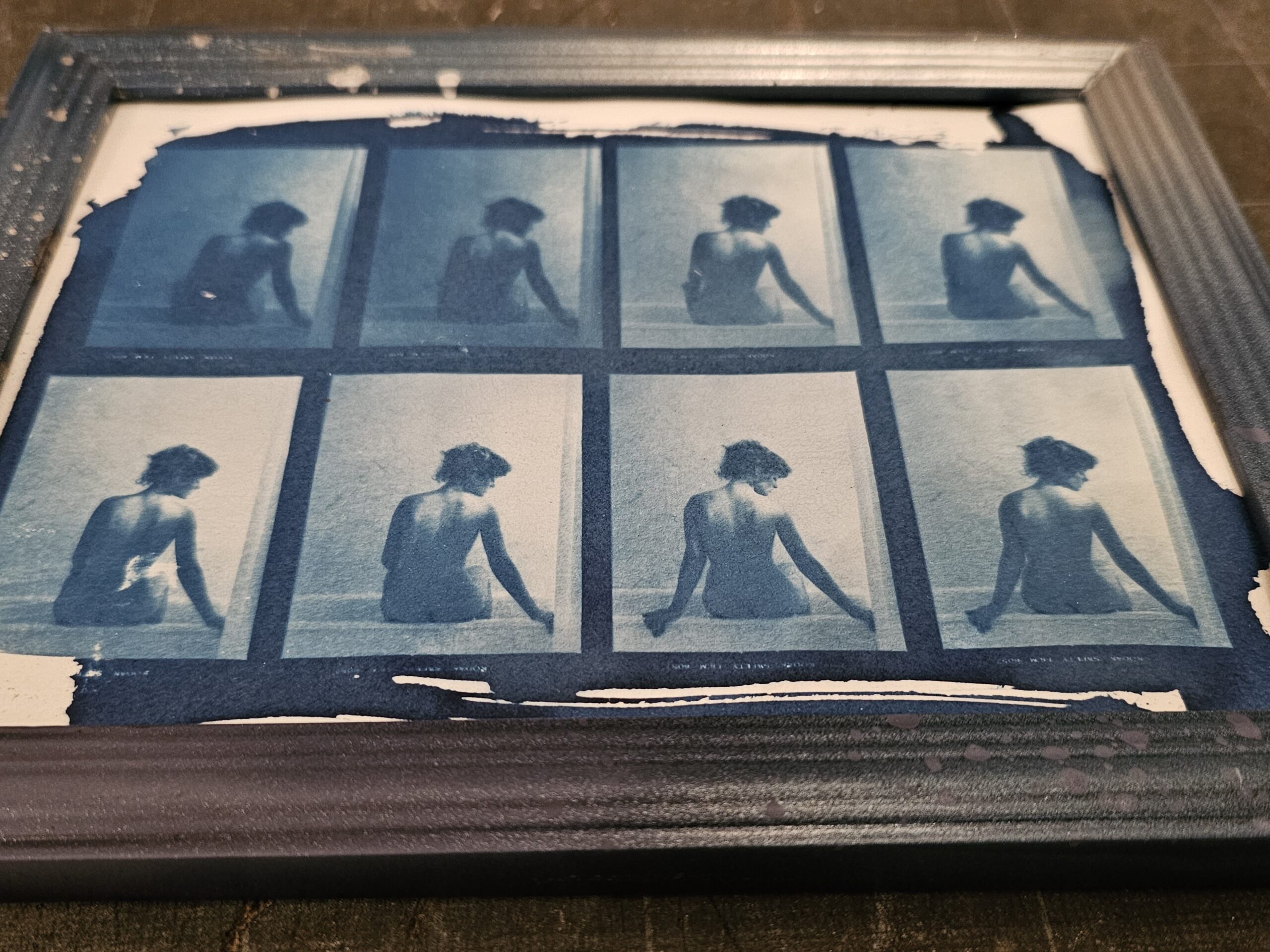 Cyanotype : Nivea Now in Tubs, huit négatifs dans un cadre recyclé, photographies de Michael Joseph