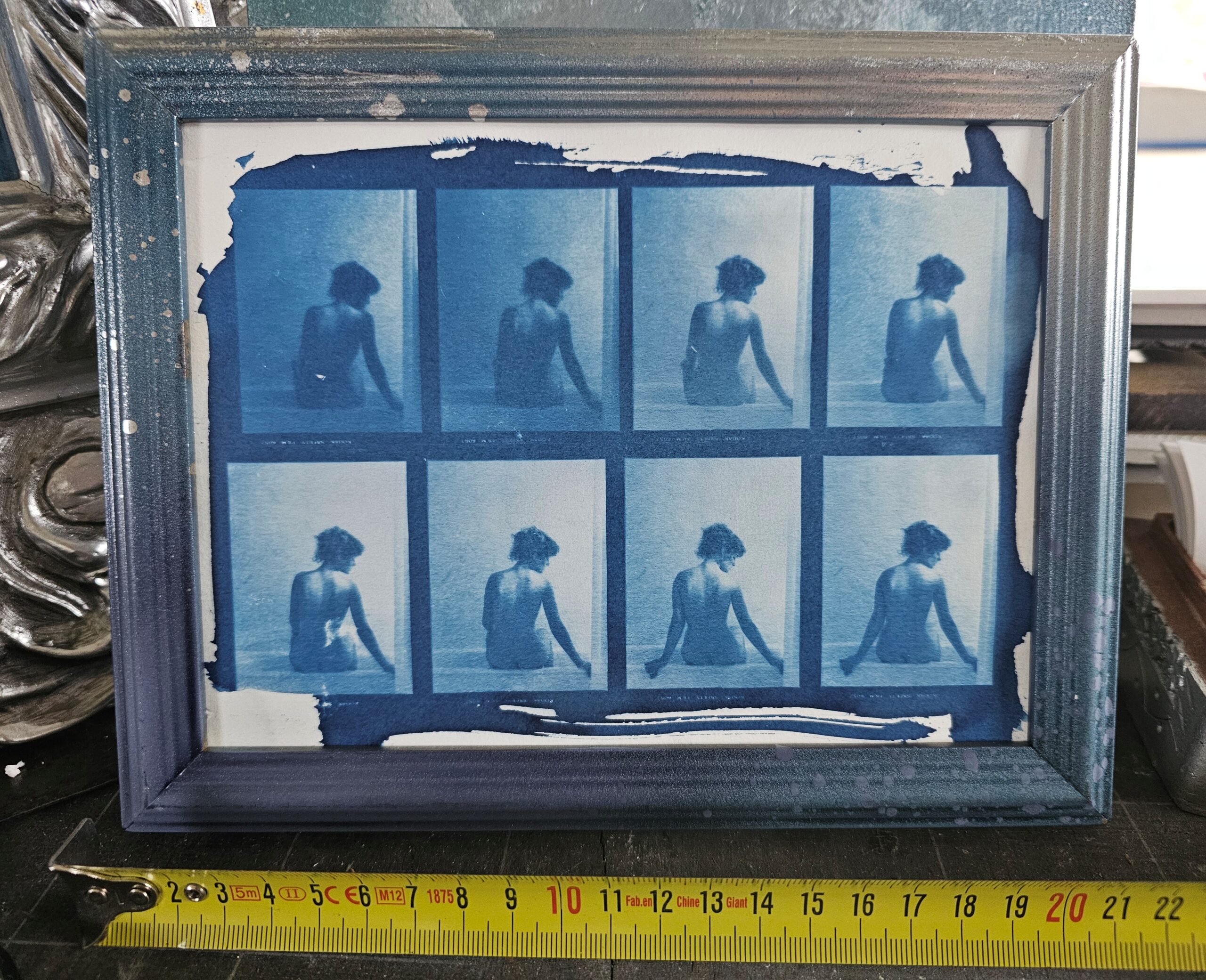 Cyanotype : Nivea Now in Tubs, huit négatifs dans un cadre recyclé, photographies de Michael Joseph