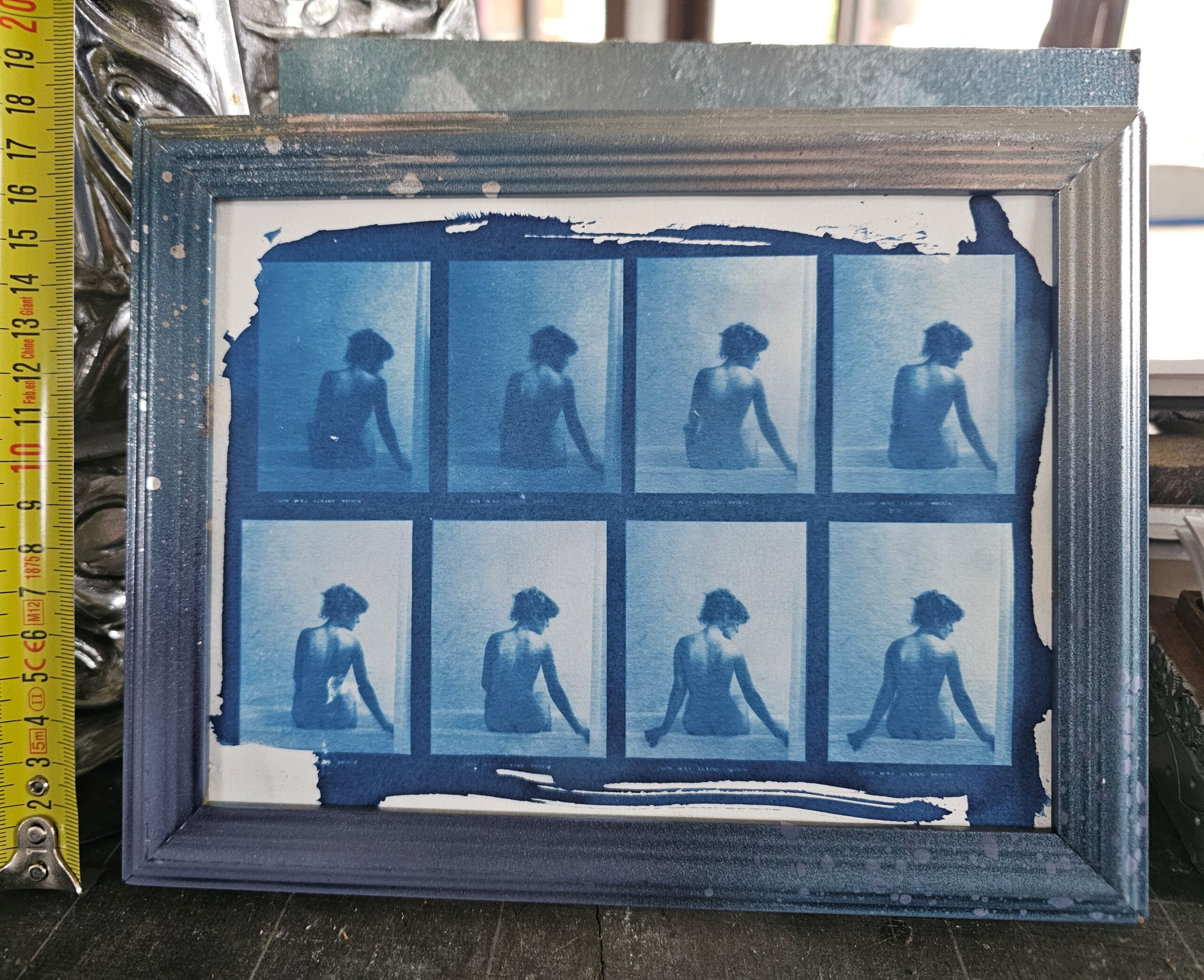 Cyanotype : Nivea Now in Tubs, huit négatifs dans un cadre recyclé, photographies de Michael Joseph
