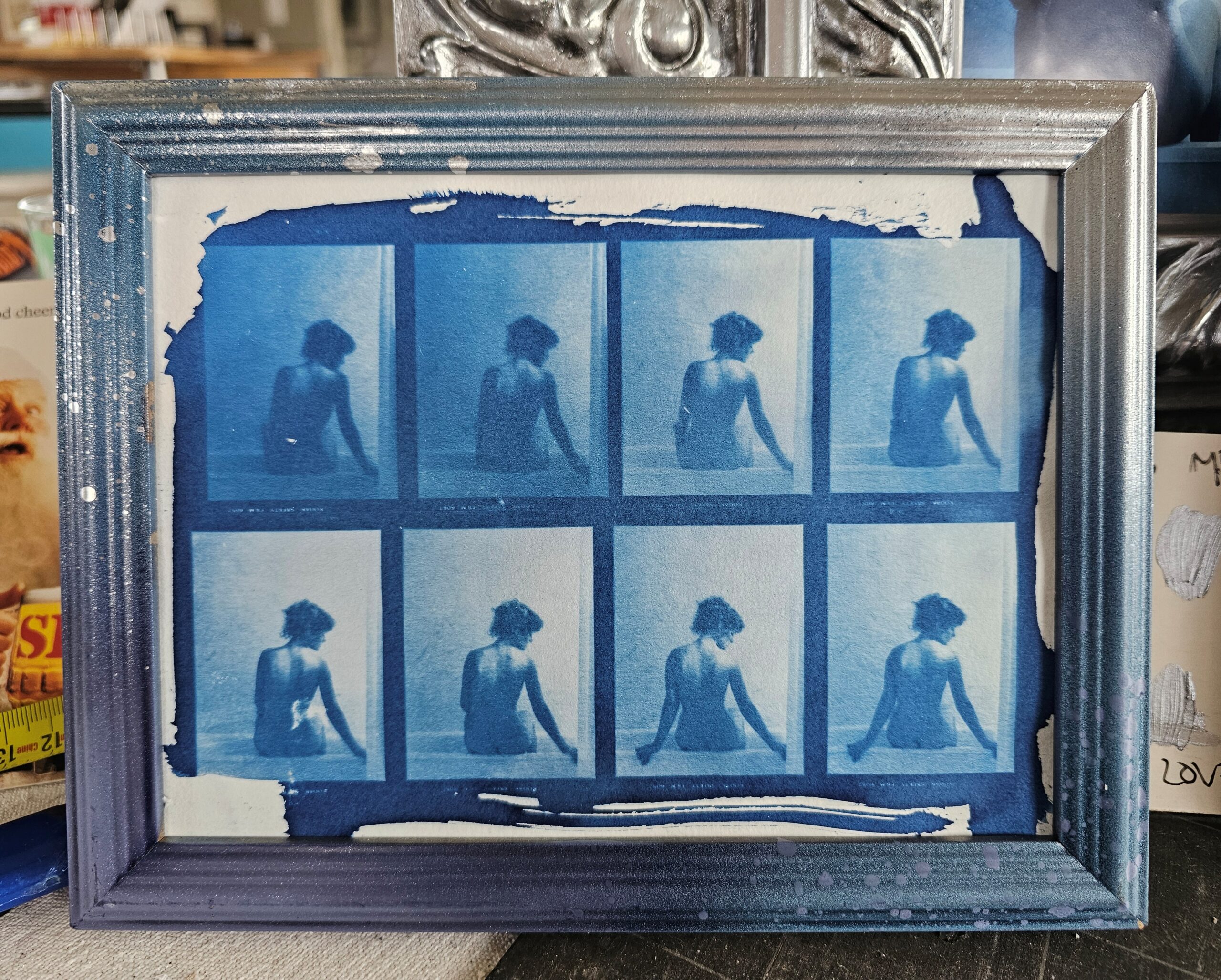 Cyanotype : Nivea Now in Tubs, huit négatifs dans un cadre recyclé, photographies de Michael Joseph