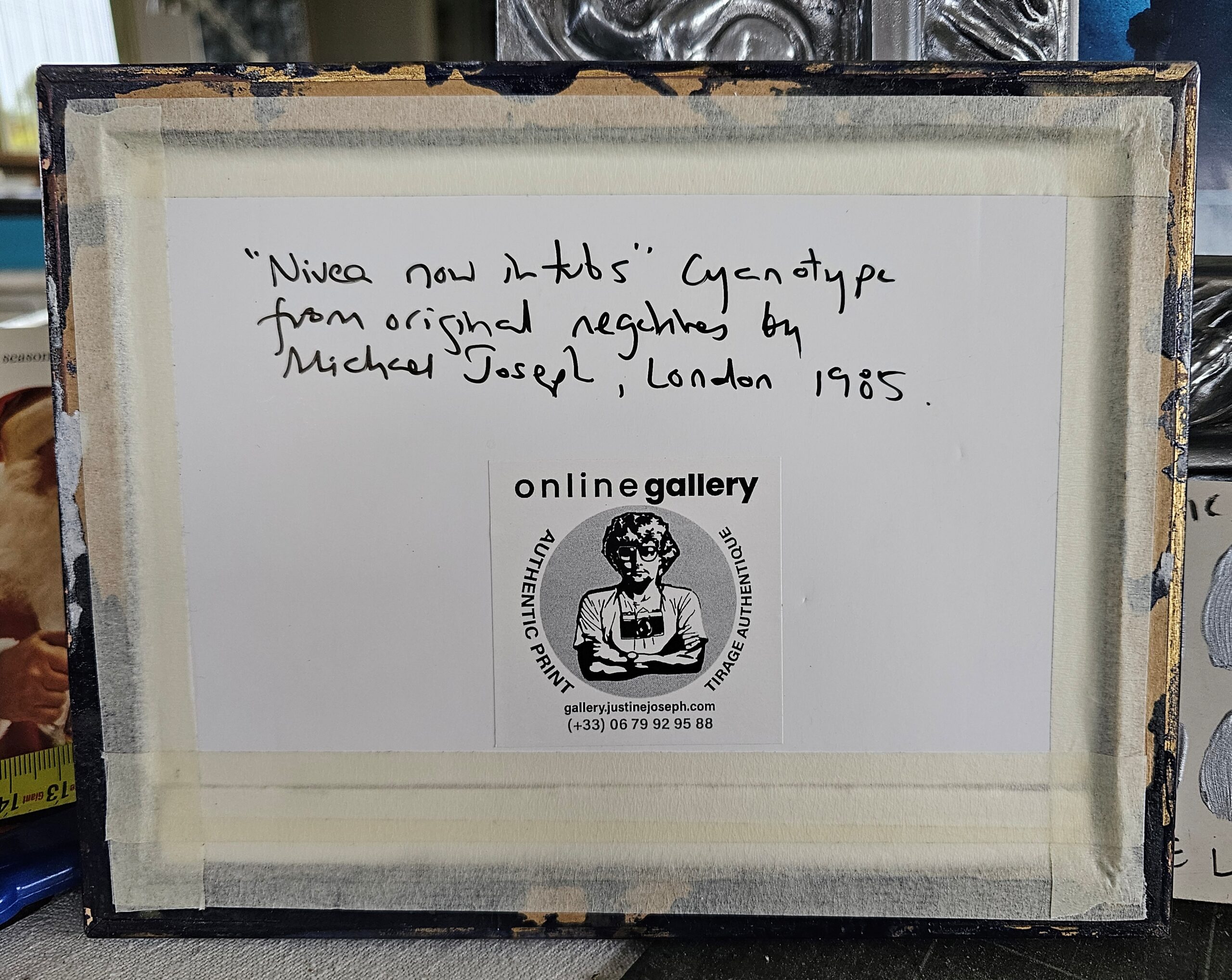 Cyanotype : Nivea Now in Tubs, huit négatifs dans un cadre recyclé, photographies de Michael Joseph