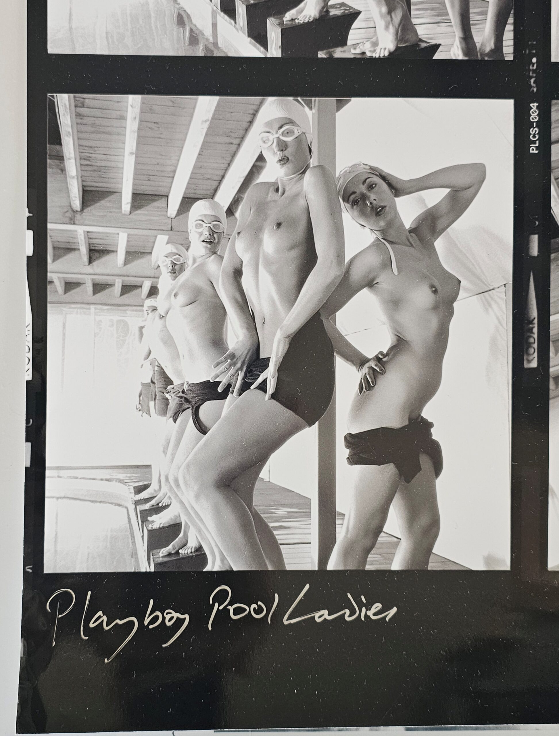 Planche-contact – Dames de la piscine riant avec leurs lunettes par Michael Joseph - Pool Ladies Giggling in goggles