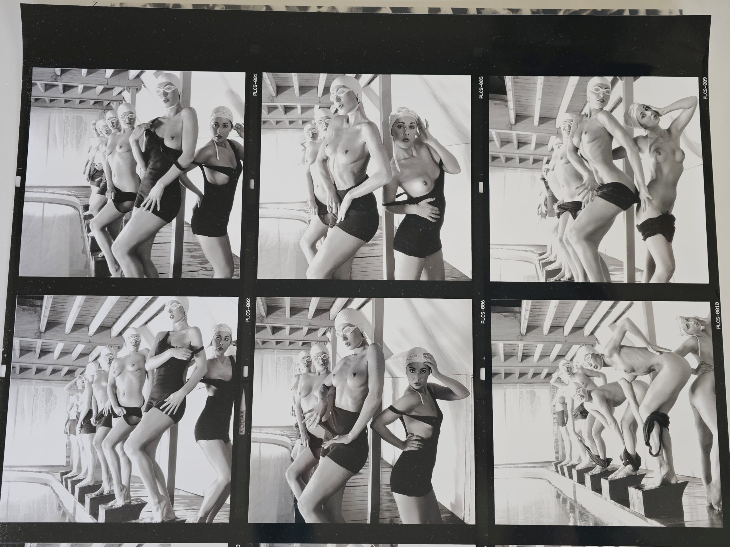 Planche-contact – Dames de la piscine riant avec leurs lunettes par Michael Joseph - Pool Ladies Giggling in goggles