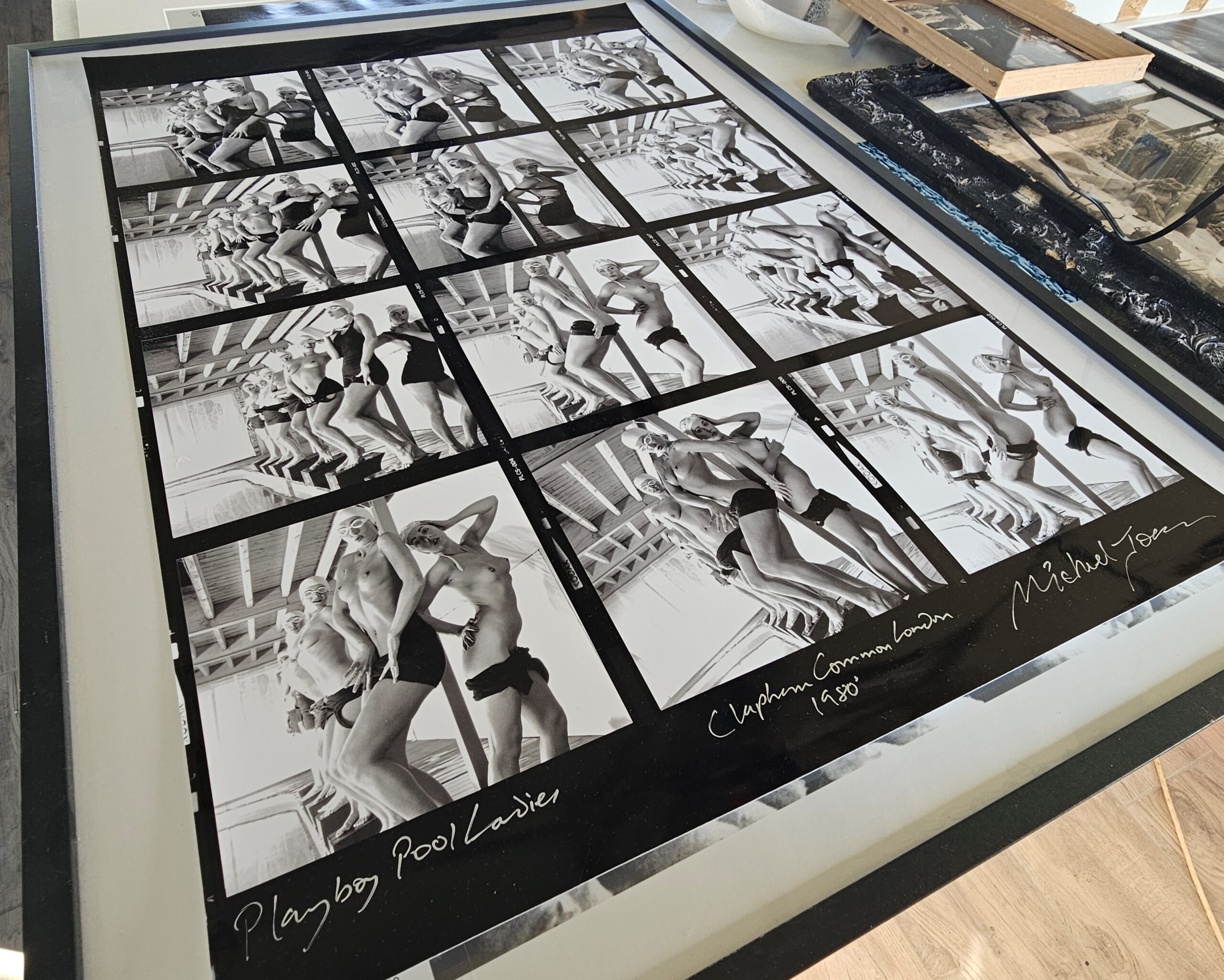 Planche-contact – Dames de la piscine riant avec leurs lunettes par Michael Joseph - Pool Ladies Giggling in goggles