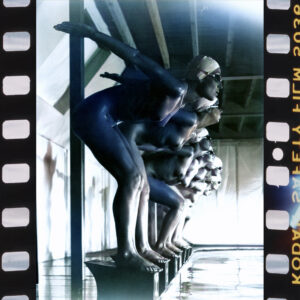 Prêt à plonger, effet bleu, Pool Ladies, Photographie publicitaire londonienne Carte postale de Michael Joseph