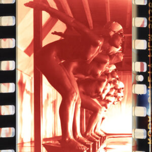 Prêt à plonger, rouge, Collection Nu mais pas grossier, Photographie publicitaire londonienne Carte postale de Michael Joseph