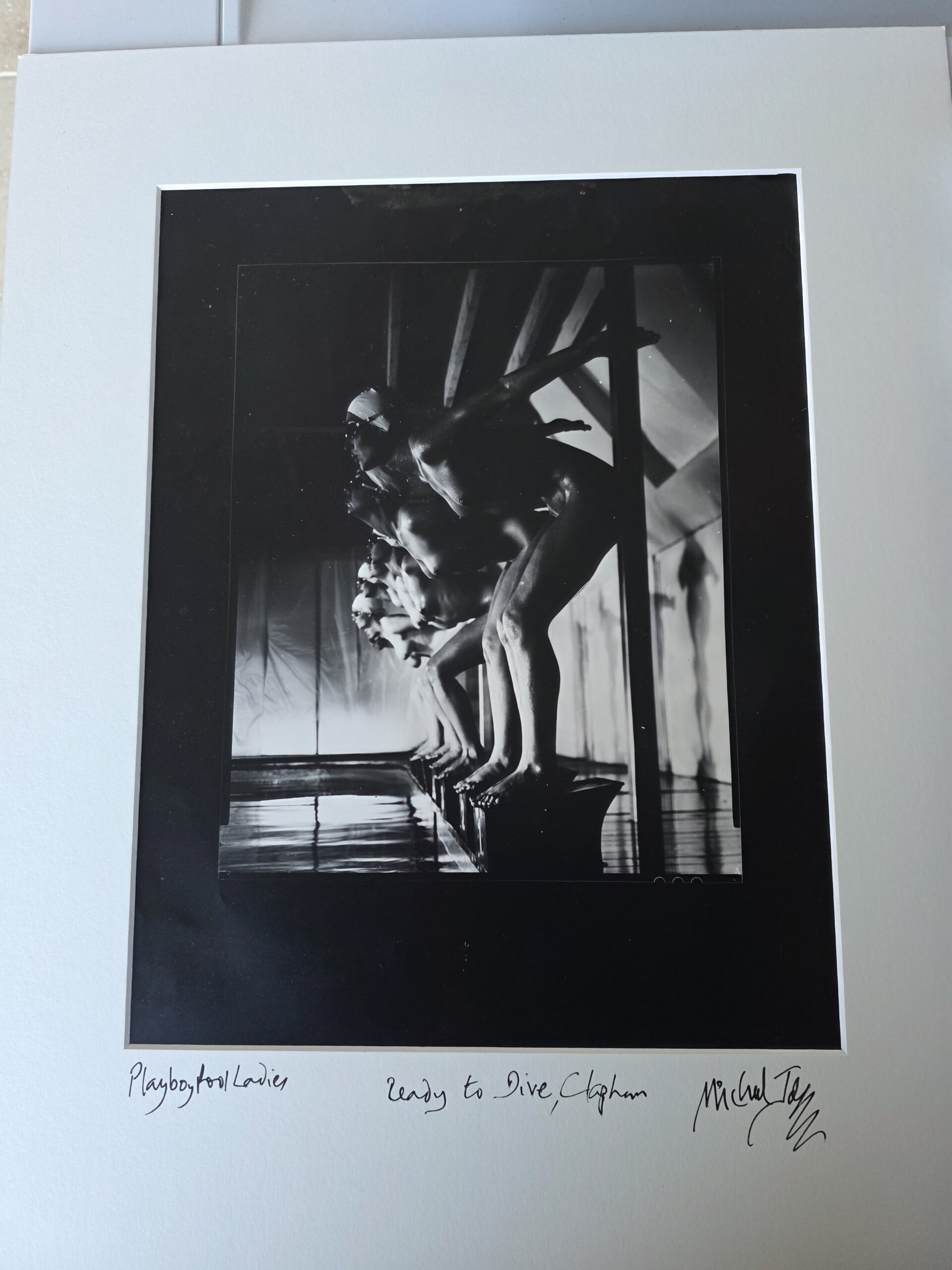 Tirage argentique original – « Ready to Dive, Clapham » (photo prise dans les années 1970) – signé Michael Joseph