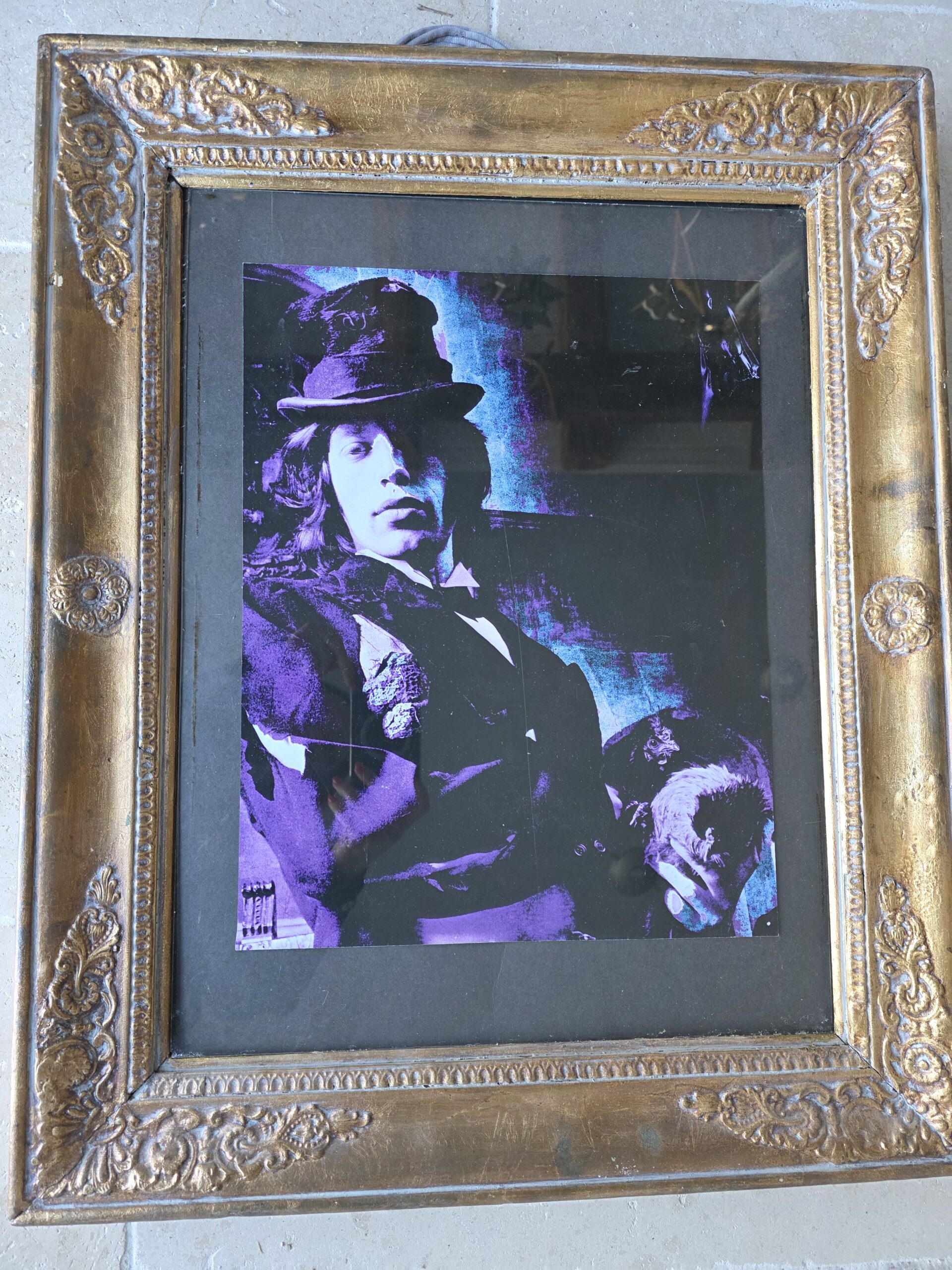 Portrait de Mick Jagger avec une poule sous son bras - tirage encadré- Michael Joseph