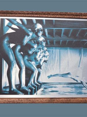 Faux départ, Tirage aux tons bleus sur aluminium, du photo-shoot des baigneuses par Michael Joseph, dans cadre couleur cuivre