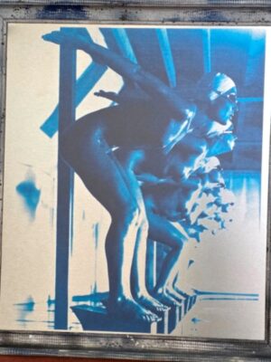 Prêtes à plonger – Tirage sur aluminium, ton bleu – Série Baigneuses par Michael Joseph