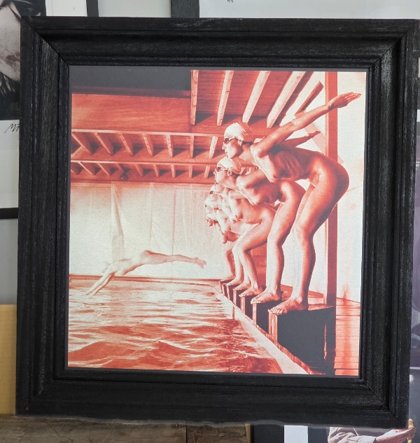 Faux départ, tirage rouge sur aluminium, photo-shoot des baigneuses par Michael Joseph – Image 7