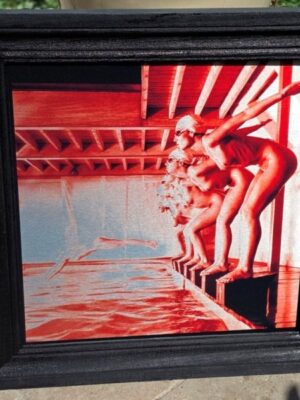 Faux départ, tirage rouge sur aluminium, photo-shoot des baigneuses par Michael Joseph