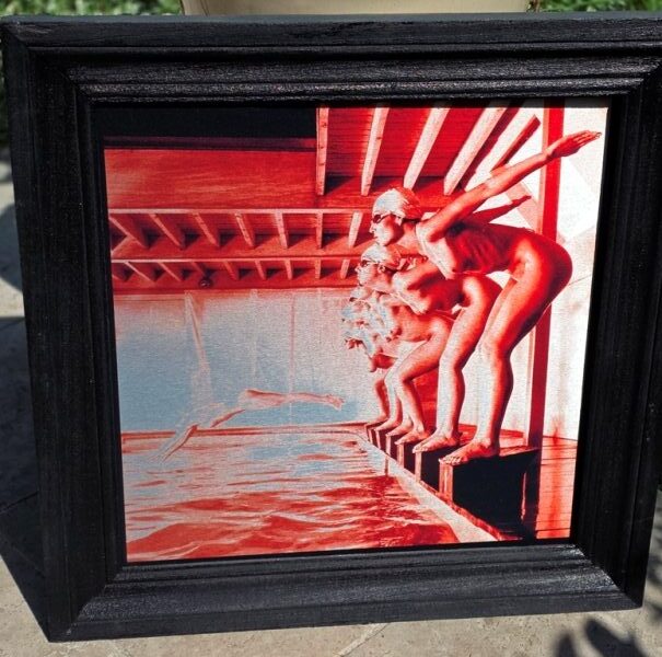 Faux départ, tirage rouge sur aluminium, photo-shoot des baigneuses par Michael Joseph