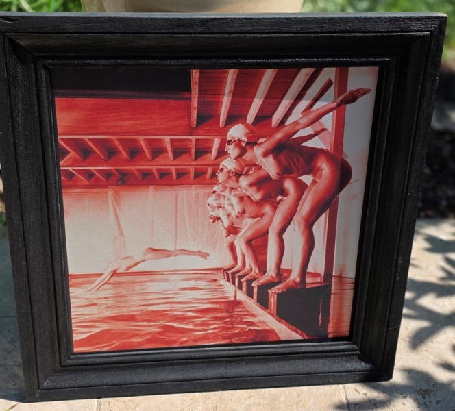 Faux départ, tirage rouge sur aluminium, photo-shoot des baigneuses par Michael Joseph – Image 6