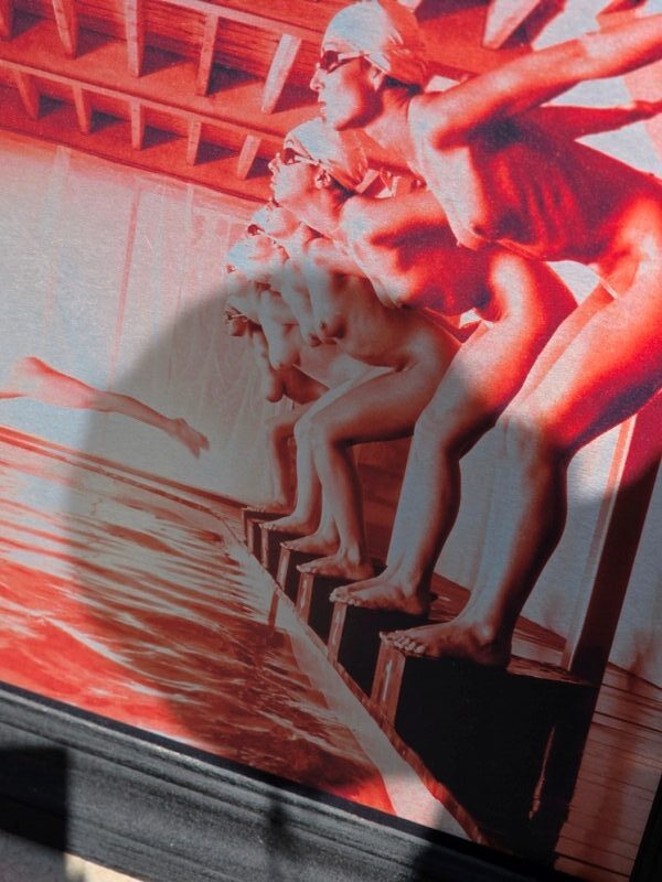 Faux départ, tirage rouge sur aluminium, photo-shoot des baigneuses par Michael Joseph – Image 5