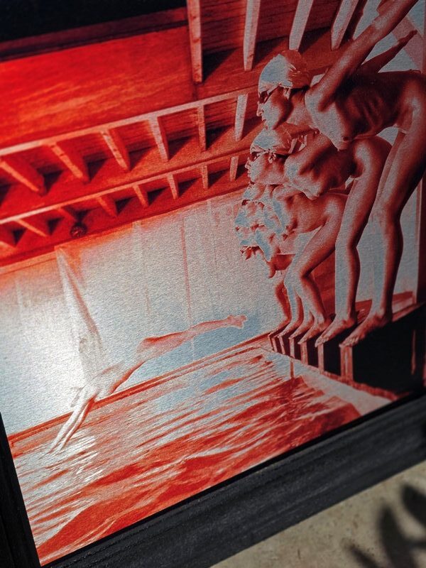 Faux départ, tirage rouge sur aluminium, photo-shoot des baigneuses par Michael Joseph – Image 4