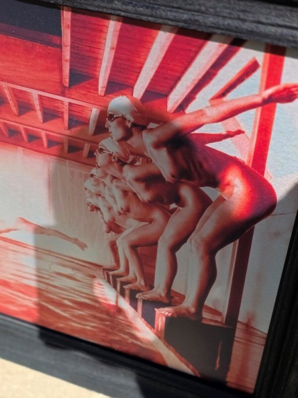 Faux départ, tirage rouge sur aluminium, photo-shoot des baigneuses par Michael Joseph – Image 2