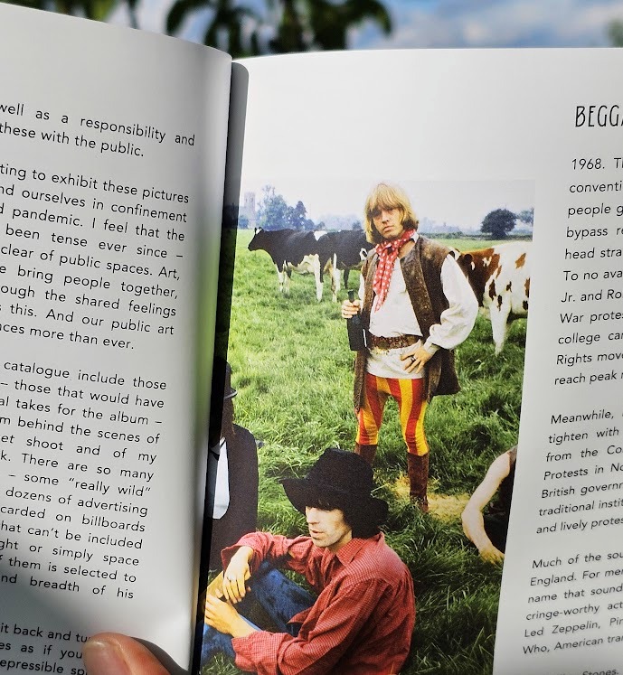 Catalogue Exposition Gare Robert Doisneau des Photos Beggars Banquet Rolling Stones par Michael Joseph été 2024 - exhibition brochure by Meg Ryan – Image 5