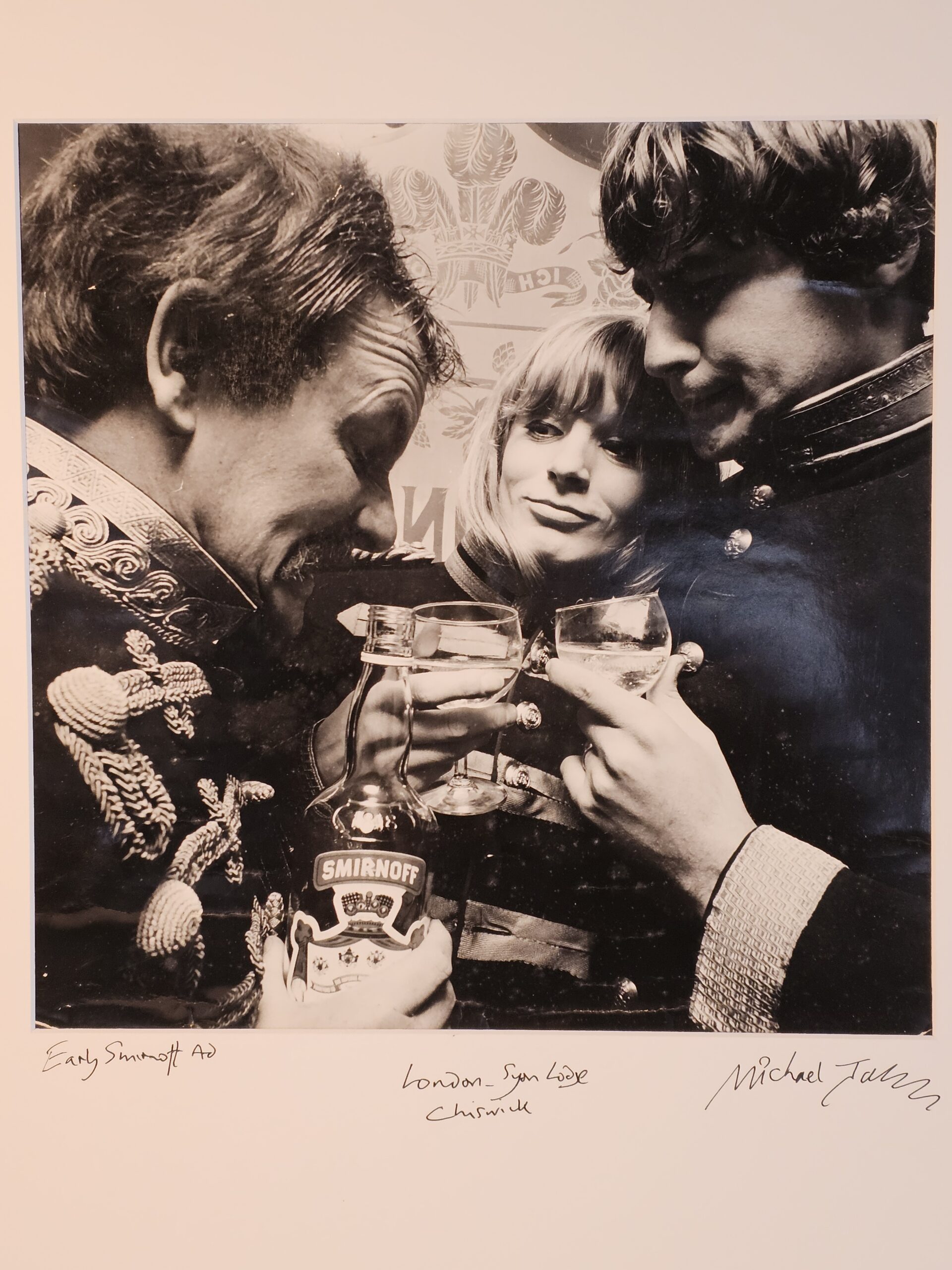 Trio buvant du Smirnoff, acteur inconnu et ma mère en mannequin pour raisons de budget – tirage argentique noir et blanc authentique par Michael Joseph