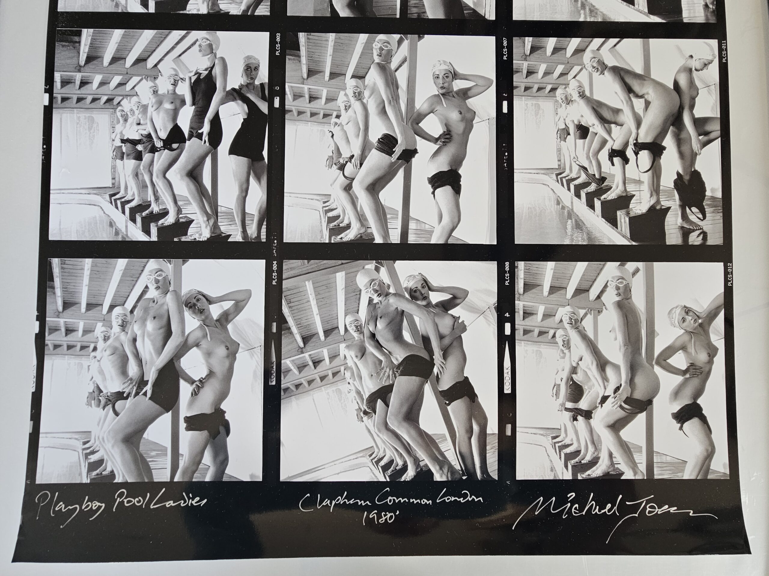 Planche-contact – Dames de la piscine semi nues riant avec leurs lunettes par Michael Joseph - partially naked Pool Ladies Giggling in goggles – Image 3