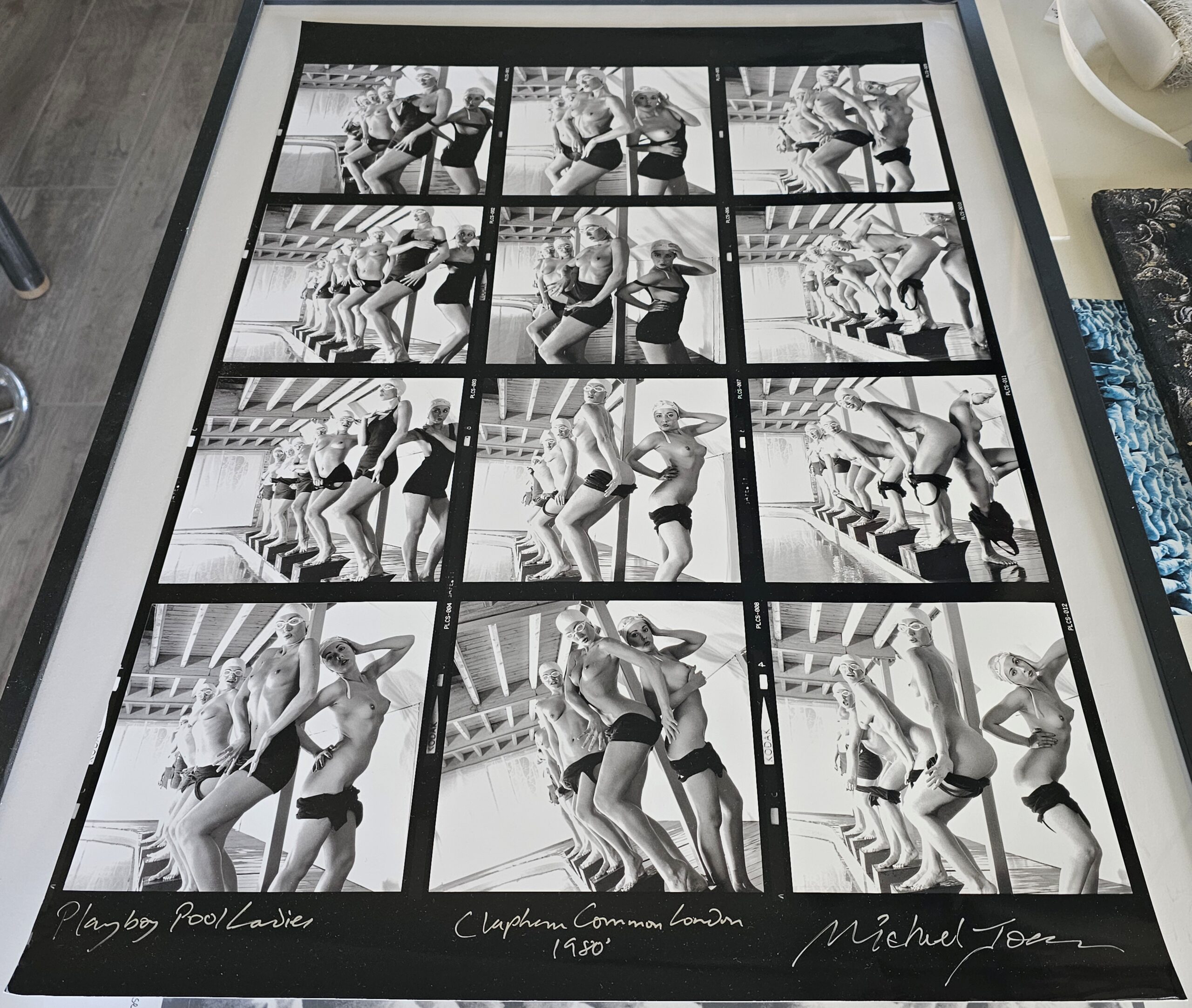 Planche-contact – Dames de la piscine semi nues riant avec leurs lunettes par Michael Joseph - partially naked Pool Ladies Giggling in goggles – Image 2