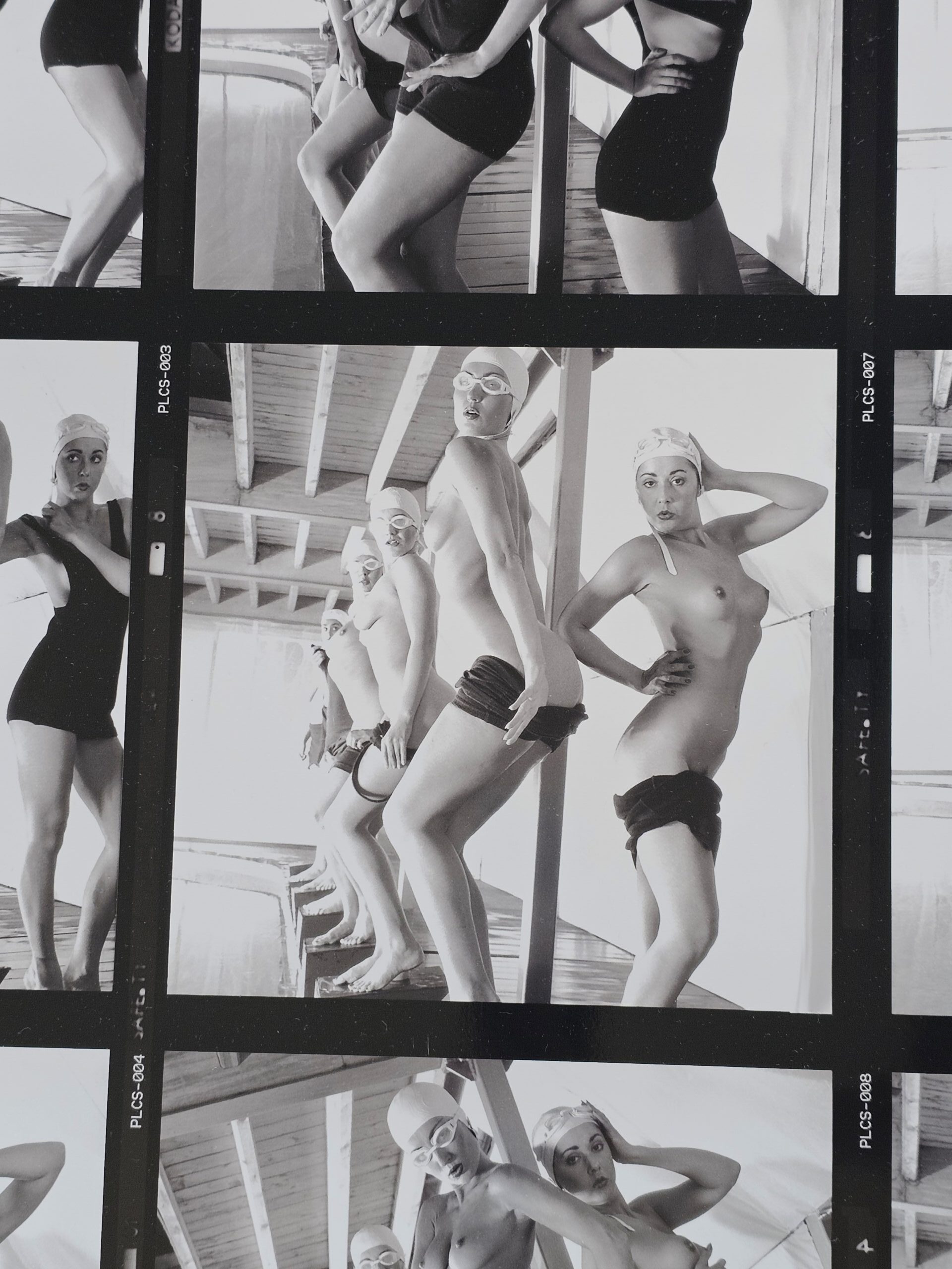 Planche-contact – Dames de la piscine semi nues riant avec leurs lunettes par Michael Joseph - partially naked Pool Ladies Giggling in goggles – Image 6
